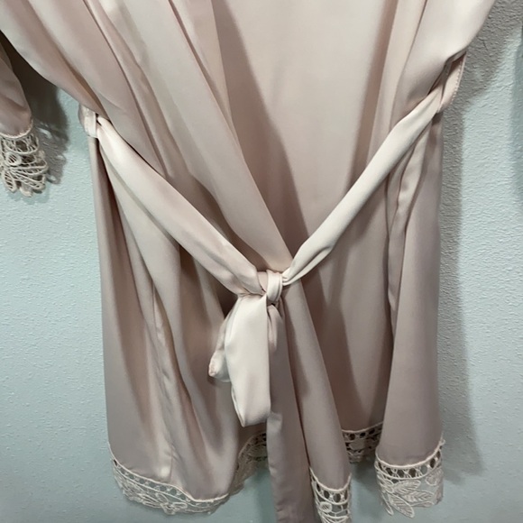 Le‎ Rose LAUREN LACE SATIN ROBE in soft pink - Picture 5 of 7